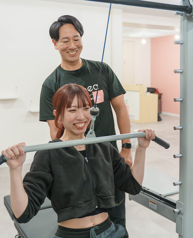 女性専用セミパーソナルジムNohea(ノヘア)ストレッチをしている女性