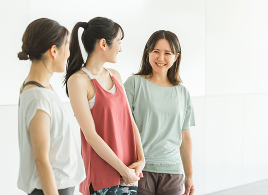 女性専用セミパーソナルジムNohea（ノヘア）ストレッチをする女性