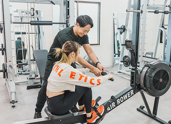 高宮・平尾の女性専用セミパーソナルジムNohea(ノヘア)ストレッチをする女性